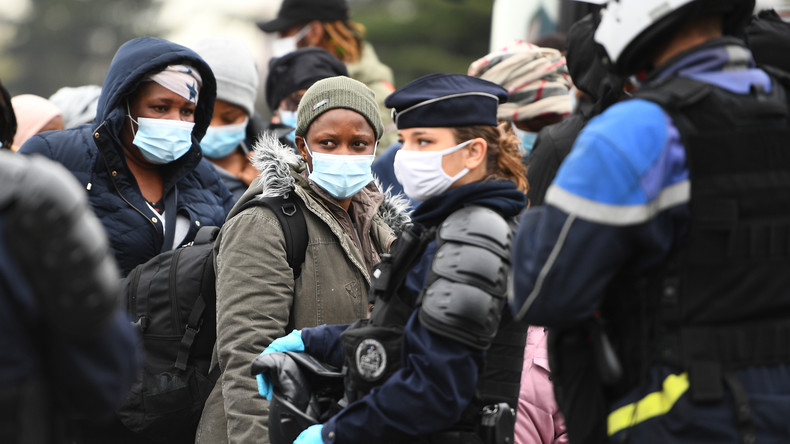 Saint-Denis : démantèlement d'un camp de 2 500 migrants sur instruction de Darmanin