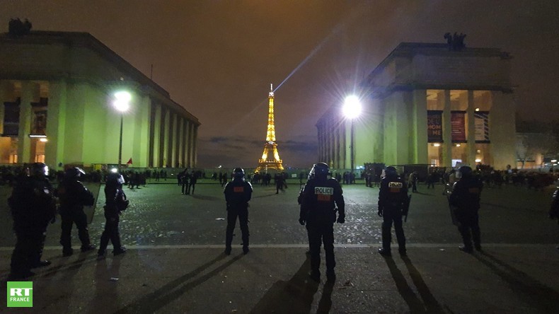 Manifestation contre la loi Sécurité globale : une journaliste de RT France menacée d'interpellation