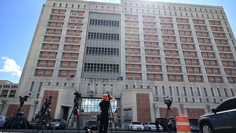 Affaire Epstein : Maxwell en quarantaine après la contamination d'un gardien de prison au Covid-19