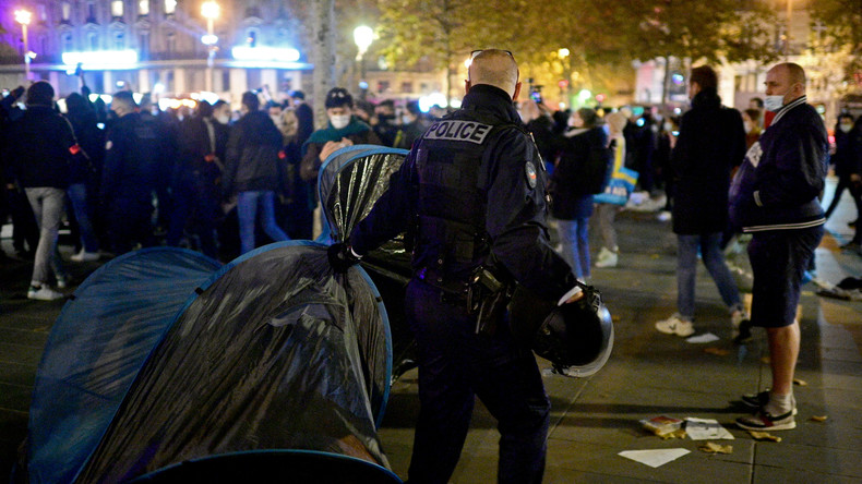 Liberté de la presse ? Un journaliste molesté par la police lors de l'évacuation de migrants