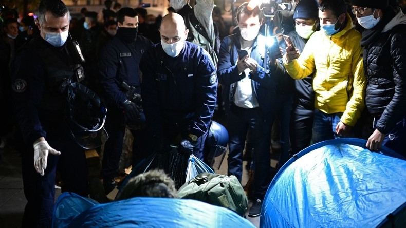 «Dérive liberticide», «choquant» : l'évacuation de migrants à Paris fait réagir la classe politique