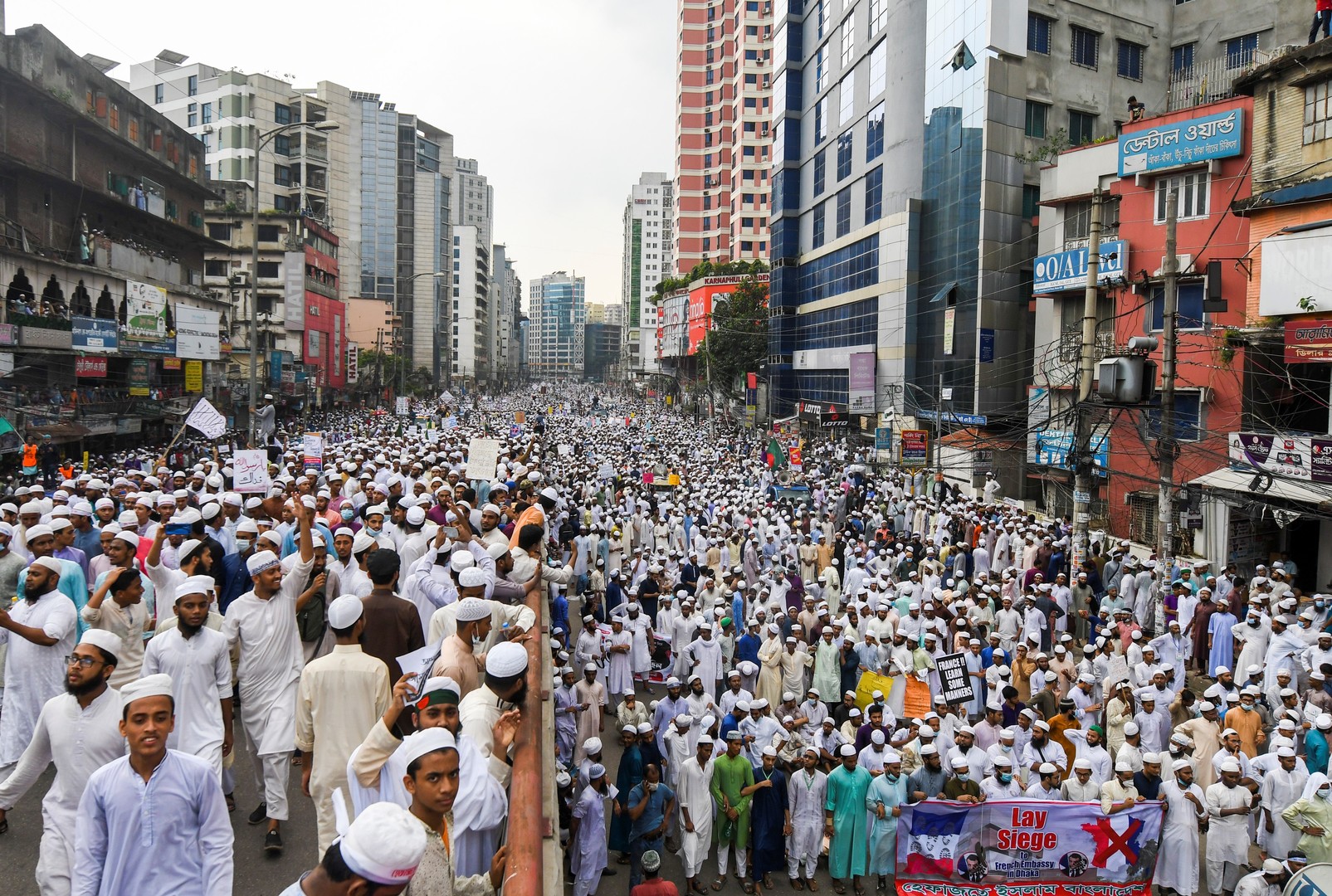 50 000 manifestants, effigie de Macron brûlée : marche géante au Bangladesh contre la France