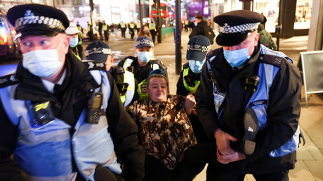 Une manifestante de la «Million mask march» interpellé par la police à Londres, le 5 novembre 2020.