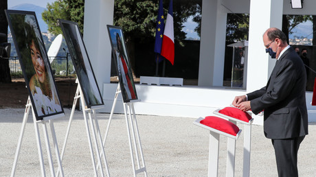 Le Premier ministre Jean Castex remet à titre posthume la médaille nationale de reconnaissance aux victimes du terrorisme à Nadine Devillers, Vincent Loquès et Simone Barreto Silva, le 7 novembre 2020 à Nice.