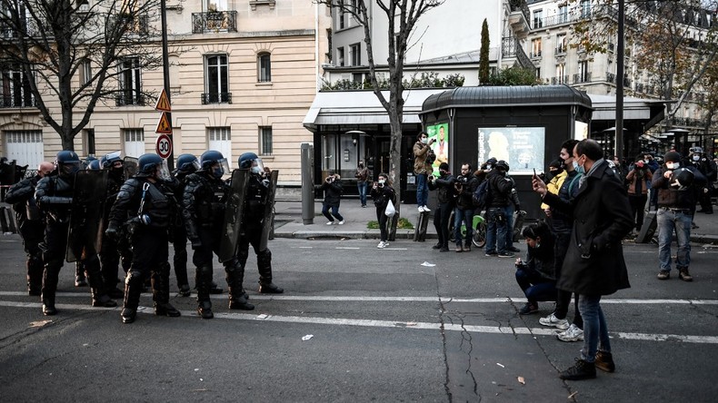 La diplomatie russe note que la France «limite de plus en plus souvent les droits et libertés»