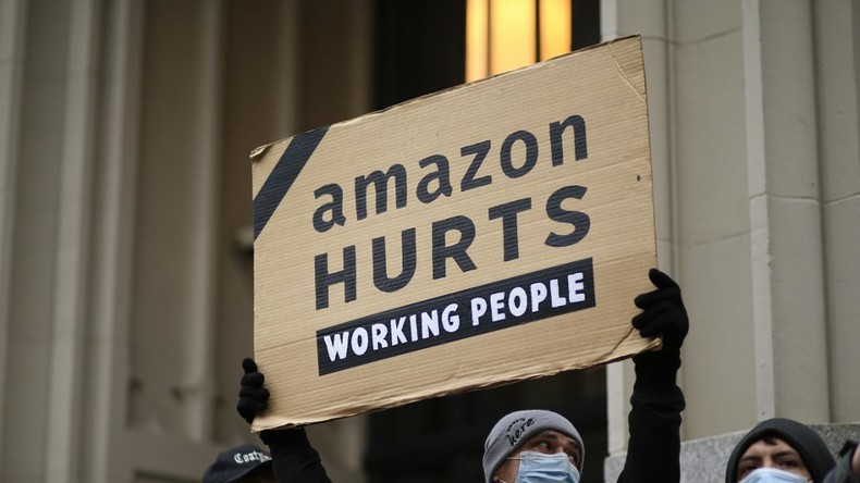 «Macron complice d'Amazon» : une action menée contre les géants du e-commerce devant Bercy (VIDEOS)