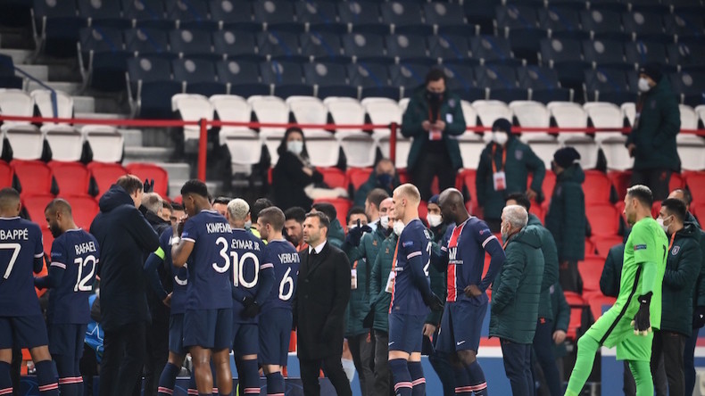 Match PSG-Basaksehir : les joueurs quittent le stade après les propos jugés racistes d'un arbitre