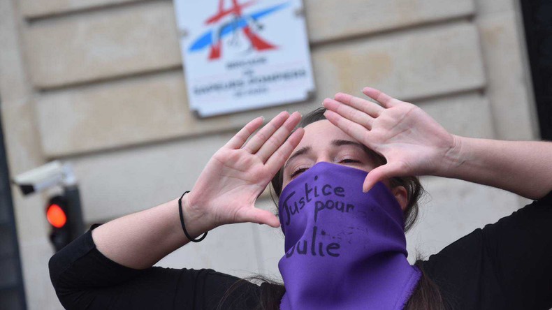 «Justice pour Julie !» : des féministes réclament un procès pour viols contre des pompiers (IMAGES)