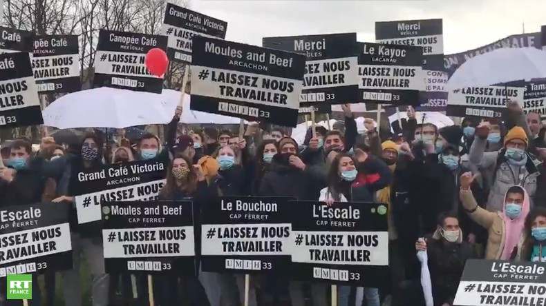 «Laissez-nous travailler !» : les restaurateurs manifestent à Paris pour pouvoir rouvrir (IMAGES)