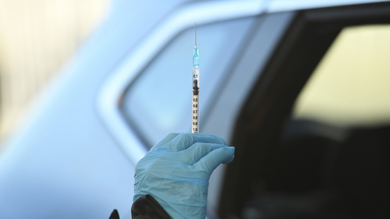 Le vaccin Moderna contre le COVID-19 administré aux Etats-Unis dans l’Etat du Connecticut