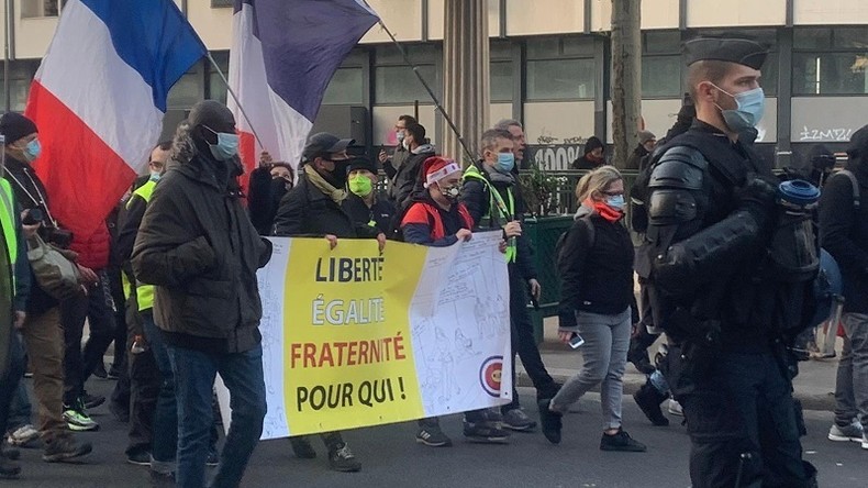 Des dizaines de Gilets jaunes à Paris pour le dernier samedi de l'année (IMAGES)