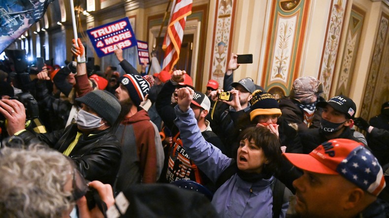 Intrusion au Capitole : après la certification de Biden, les démocrates veulent destituer Trump