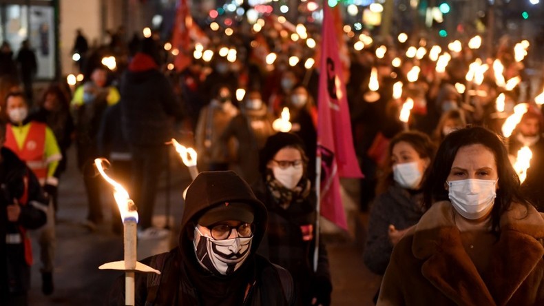 Des manifestants marchent au flambeau à Marseille malgré le couvre-feu . 5ffe179087f3ec272e5fd3c8