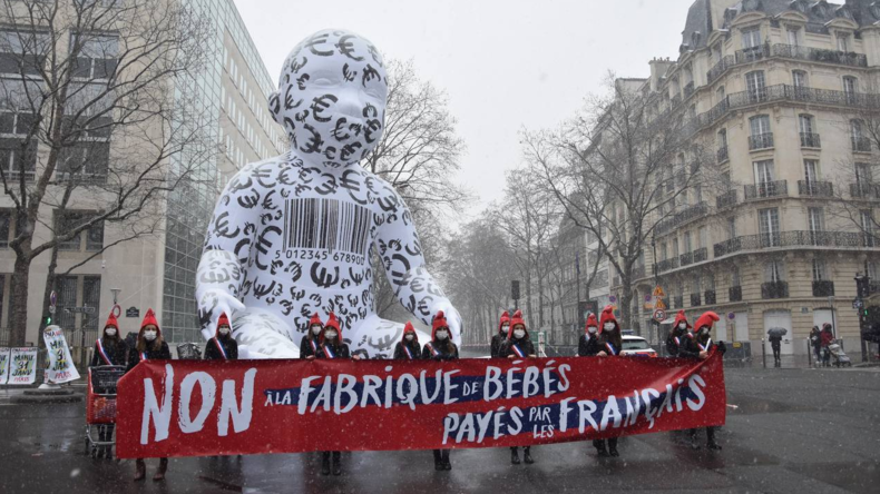 Loi bioéthique : un «bébé géant» déployé par La Manif pour tous devant le ministère de la Santé