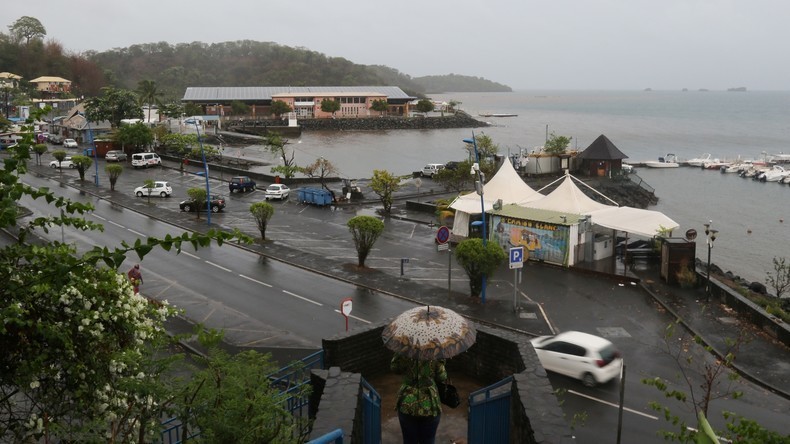 Suspension des liaisons aériennes et maritimes à Mayotte après un cas confirmé d'un variant du Covid