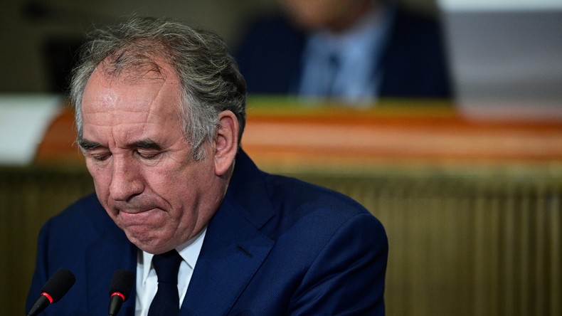 François Bayrou sans masque à l'aéroport : une photo crée la polémique