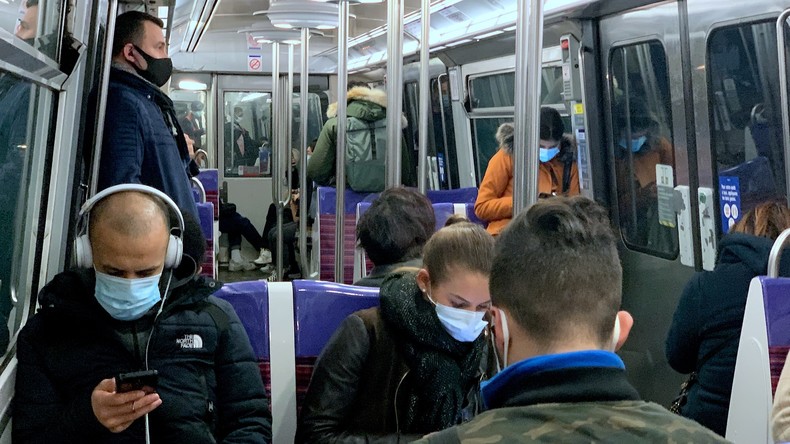 Covid-19 : l'Académie de médecine recommande d'«éviter de parler» dans le métro