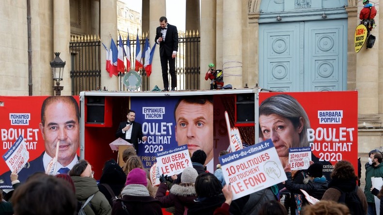 Barbara Pompili et Emmanuel Macron reçoivent chacun un Boulet du climat décerné par Greenpeace