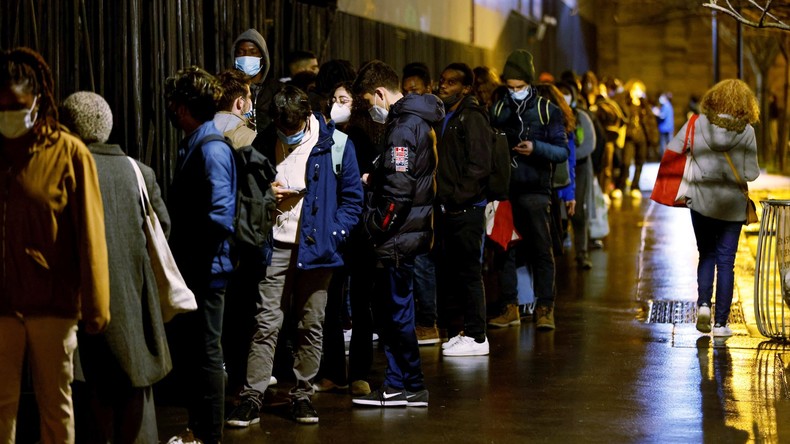 Paris : frappés par la crise du Covid, des centaines d'étudiants font la file pour de la nourriture