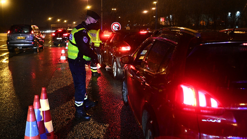 Tolérance zéro/couvre-feu : la police sanctionne des automobilistes pris dans les embouteillages