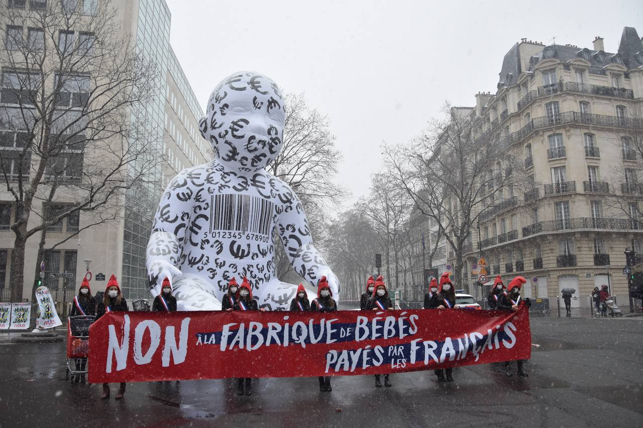 Loi Bioethique Un Bebe Geant Deploye Par La Manif Pour Tous Devant Le Ministere De La Sante Rt En Francais