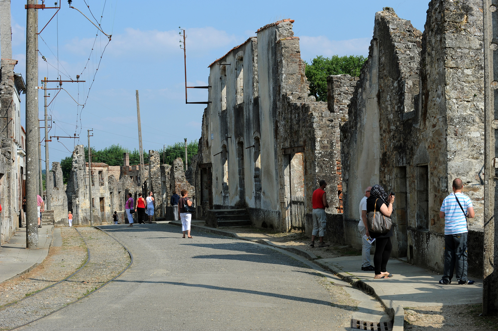 Oradour sur glane france french village ghost resistance towns streets massacred abandoned people ww2 1306 town war where file wikipedia