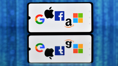 Les logos de Google, Amazon, Facebook, Apple et Microsoft sur un écran de smartphone, le 17 décembre 2020 (image d'illustration)