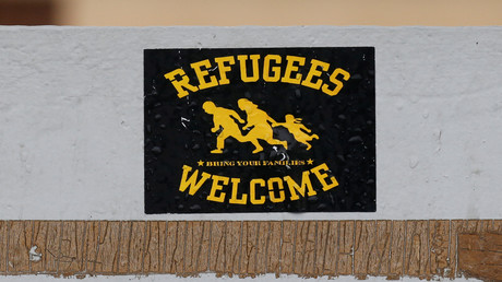 Un autocollant de bienvenue aux réfugiés sur la porte d'un centre à Bayonne, qui accueille les migrants arrivés depuis l'Espagne (image d'illustration).