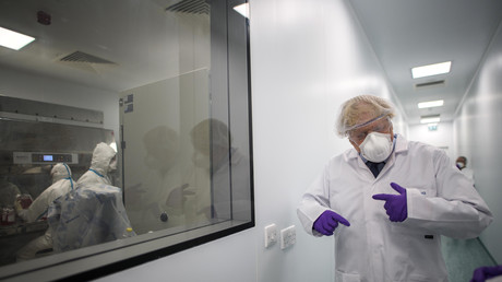 Le Premier ministre britannique Boris Johnson visite un laboratoire de Valneva en Ecosse, le 28 janvier 2021