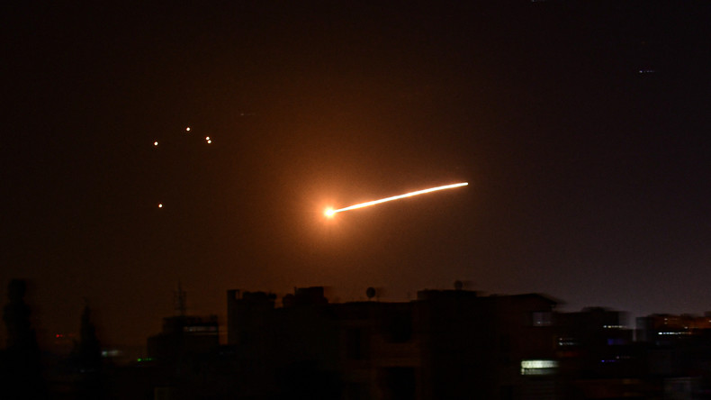 Les défenses anti-aériennes syriennes interceptent des missiles attribués à Israël (VIDEOS)