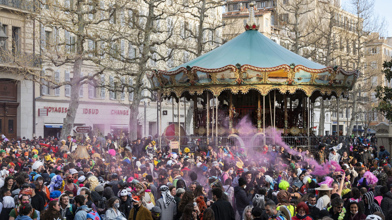 Carnaval à Marseille : neuf interpellations, Beauvau dénonce un rassemblement «inacceptable»