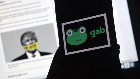 Le logo de Gab sur un téléphone portable, avec une page du réseau social en arrière-plan, le 11 janvier 2021.