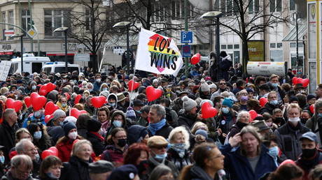 Covid-19 : des milliers d'Allemands manifestent contre les restrictions sanitaires