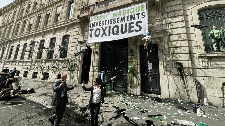Extinction Rebellion asperge de faux pétrole le siège de la Banque de France (IMAGES)