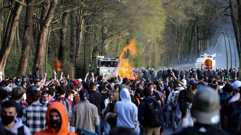 Bruxelles : charges de la police pour évacuer des milliers de personnes réunies dans un parc