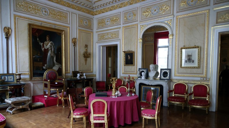 Dîners clandestins : dans l'embarras, le gouvernement promet la fermeté contre les participants