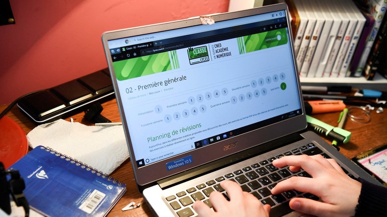 Sites inaccessibles, cyberattaques depuis «l’étranger» : Blanquer moqué sur les cours à distance