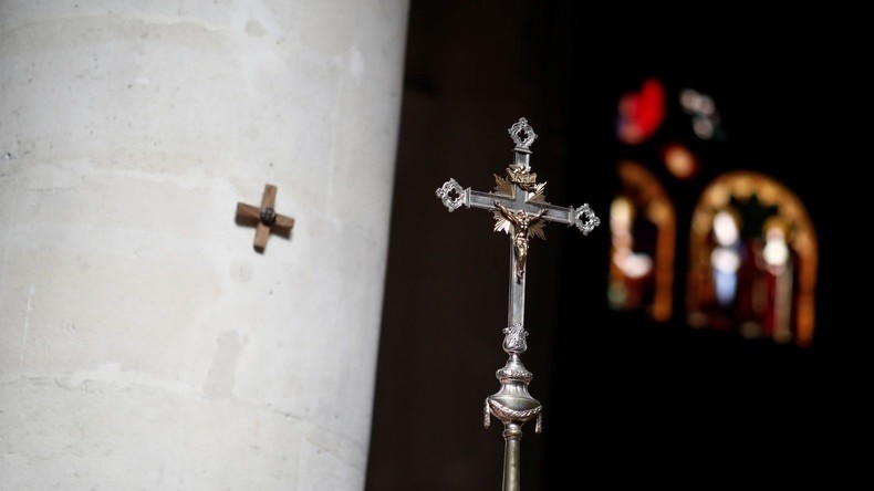 Deux ecclésiastiques en garde à vue après une messe sans gestes barrières à Paris