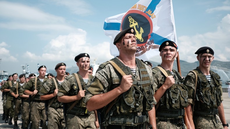 L'uniforme russe pour vanter la politique de réinsertion ? La bourde des «Jeunes avec Macron»