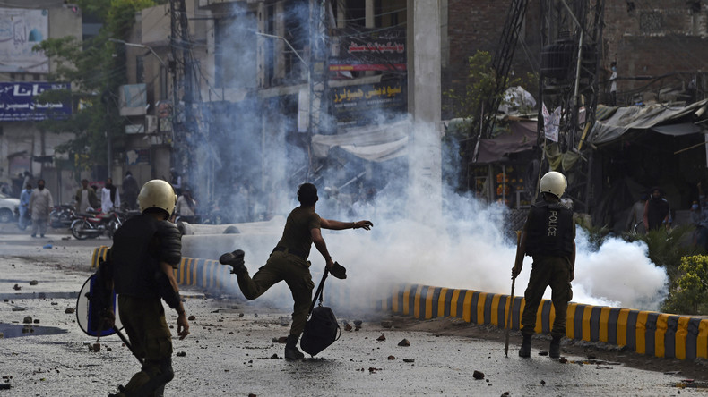 Pakistan : heurts entre la police et des manifestants exigeant l'expulsion d'un diplomate français