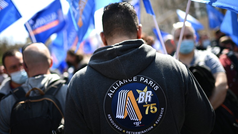Verdict de Viry-Châtillon : des centaines de policiers en colère se rassemblent à Paris (VIDEOS)