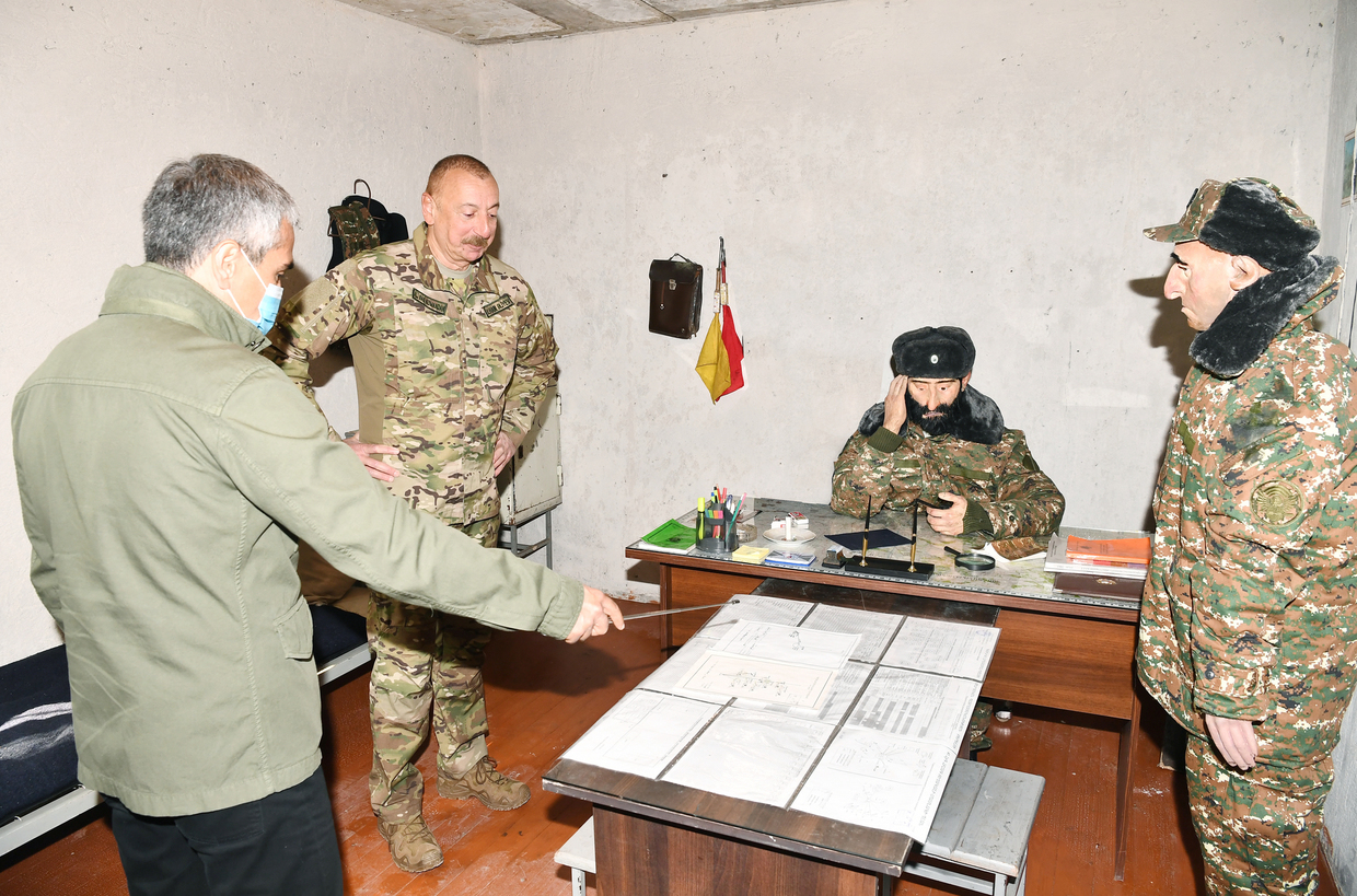 Des casques de soldats arméniens tués dans le Haut-Karabagh exposés en Azerbaïdjan, Erevan fulmine