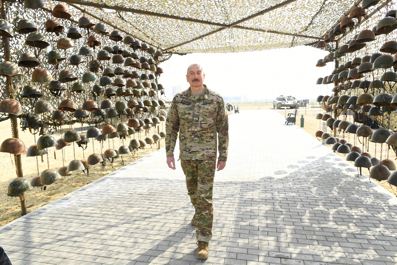 Des casques de soldats arméniens tués dans le Haut-Karabagh exposés en Azerbaïdjan, Erevan fulmine