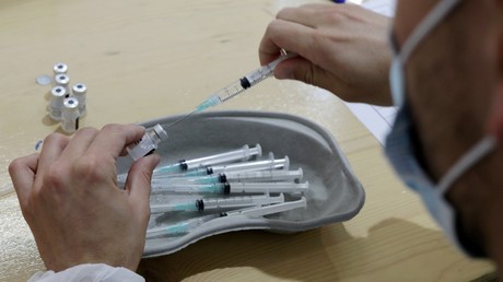 Un soignant prépare une dose du vaccin de Pfizer-BioNTech contre le Covid-19 à Nice le 9 avril 2021 (image d'illustration).