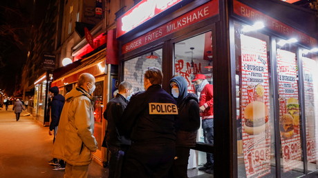 La police française patrouille des les rues de Paris pour faire respecter le couvre-feu le 5 février 2021 (image d'illustration).