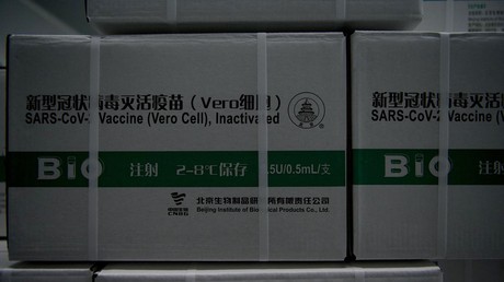 Des boîtes de vaccin contre le Covid-19 Sinopharm sont empilées dans un atelier d’emballage au siège de Sinopharm à Pékin, le 26 février 2021.