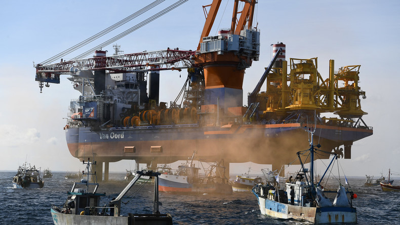Saint-Brieuc : les pêcheurs encerclent l'imposant bateau du chantier éolien auquel ils s'opposent