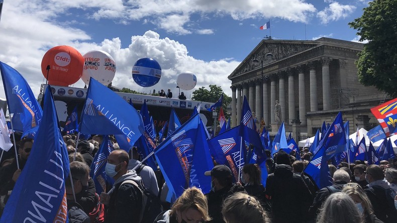 Darmanin annonce porter plainte contre Pulvar pour ses propos sur la manifestation des policiers