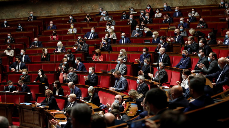 Le Parlement adopte définitivement le «pass sanitaire» et la sortie  progressive de l'état d'urgence — RT en français