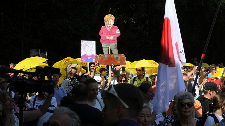 Bruxelles : plusieurs milliers de manifestants contre les restrictions anti-Covid, le pass sanitaire